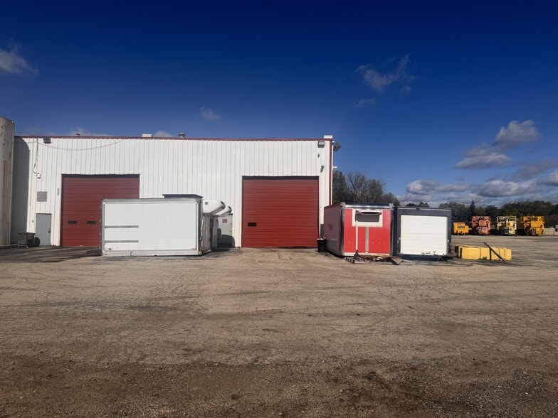 More Photos Of 31W377 Spaulding Rd, Elgin Warehouse For Lease