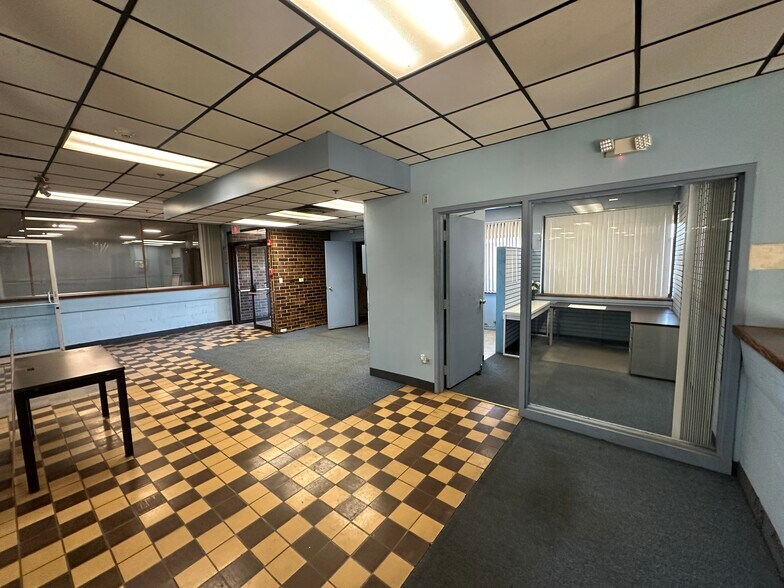 More Photos Of 1220 Mark St, Bensenville Warehouse For Lease