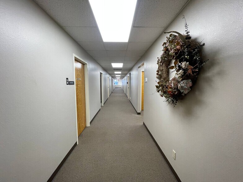 More Photos Of 1305 S Key Ave, Lampasas Office For Sale