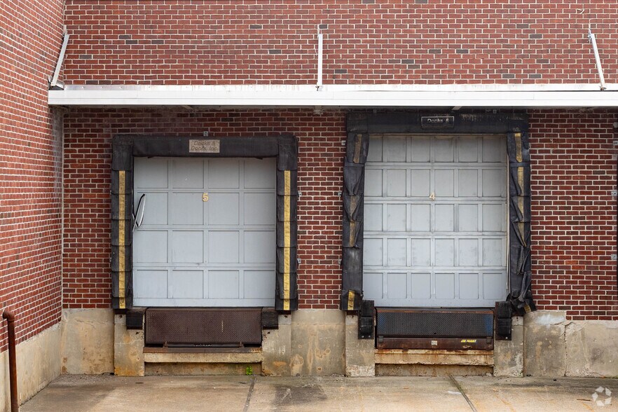 More Photos Of 11 E 2nd St, Mineola Warehouse For Lease