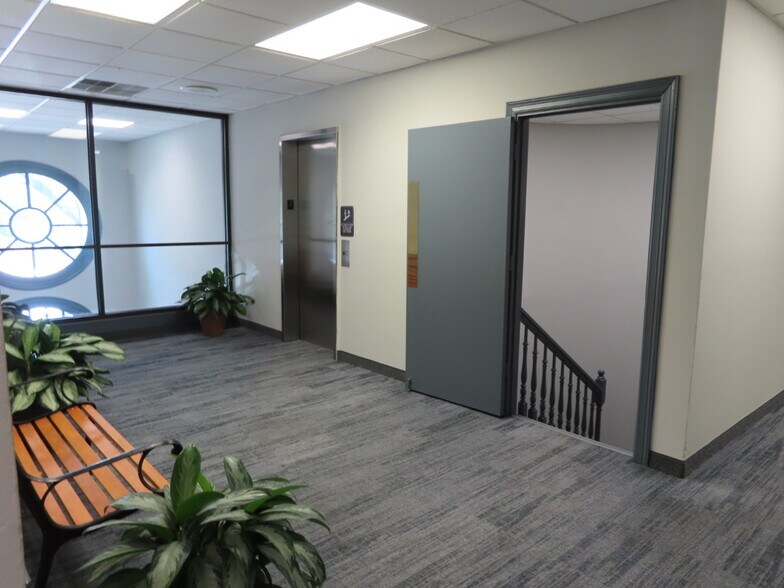 More Photos Of 1636 N Hampton Rd, DeSoto Office For Lease