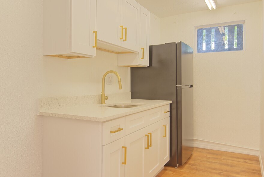 More Photos Of 1200 40th St S, Saint Petersburg Office For Sale