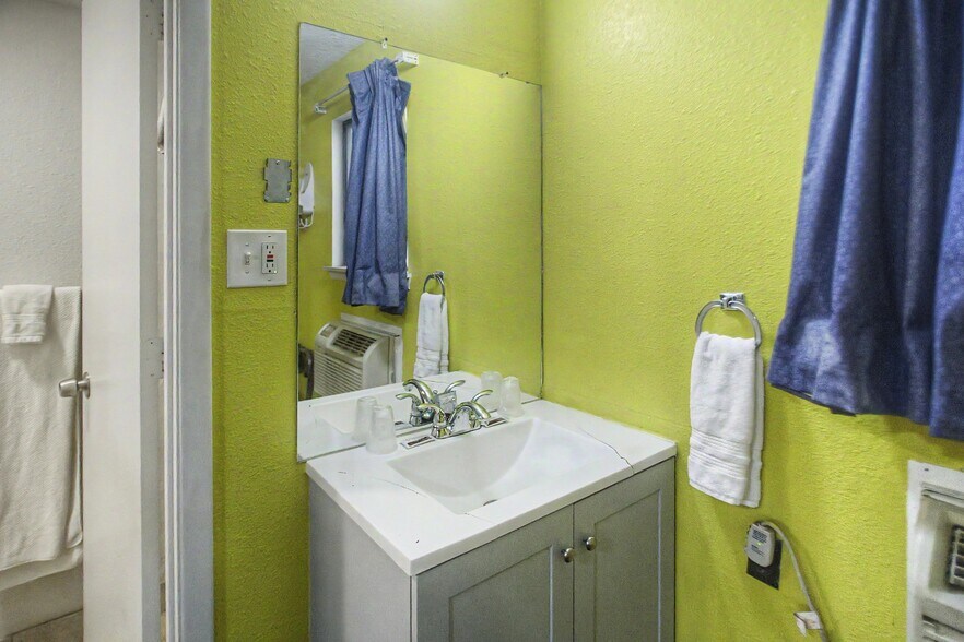 More Photos Of 801 W Broadway Ave, Bloomfield Hotel For Sale