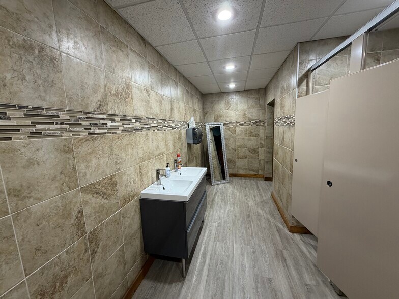 More Photos Of 516 Adams St, Mason Flex For Sale