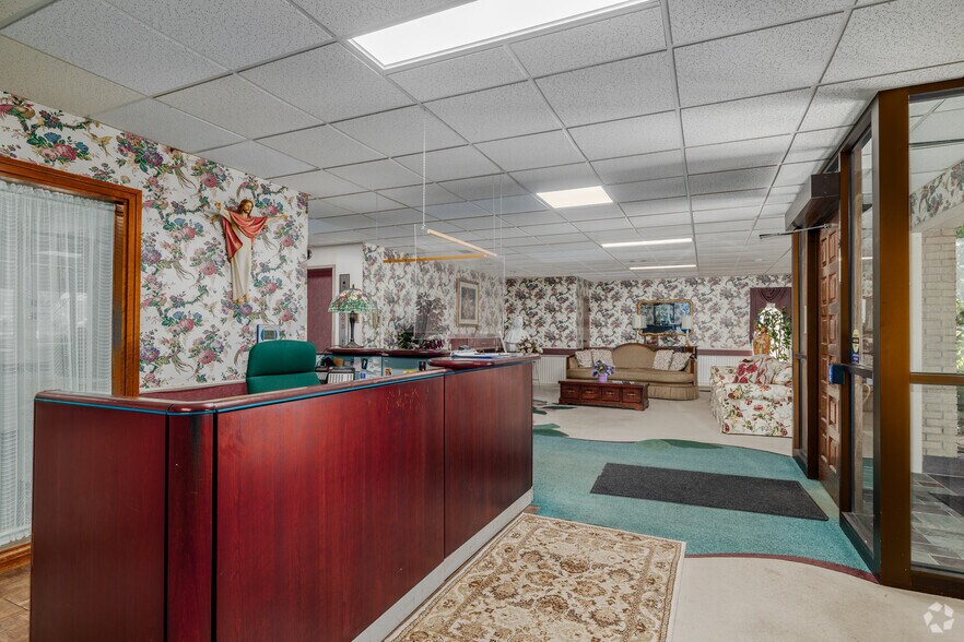 More Photos Of 39 N Portage Path, Akron Shelter For Sale