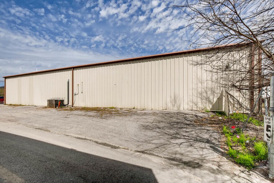 More Photos Of 13734 Lookout Rd, San Antonio Light Manufacturing For Lease