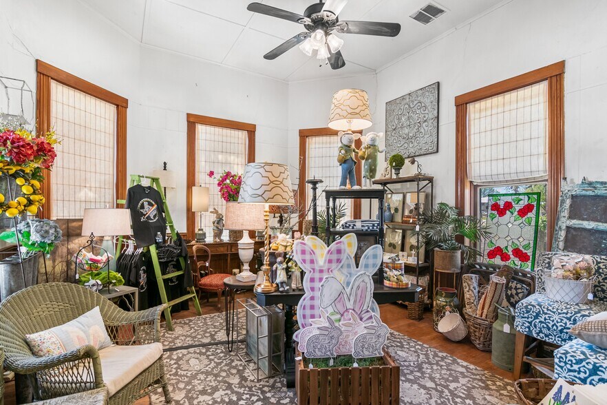 More Photos Of 702 Front St, Comfort Freestanding For Sale