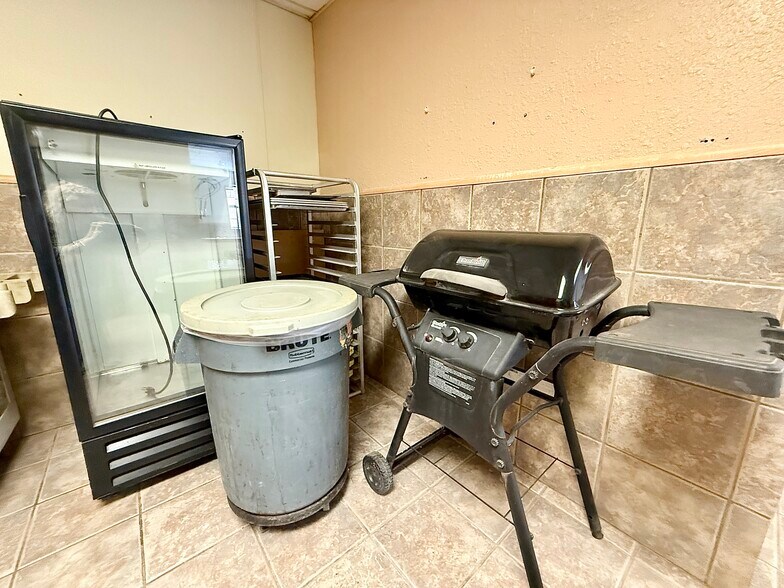 More Photos Of 903 15th St, Ozona General Retail For Sale