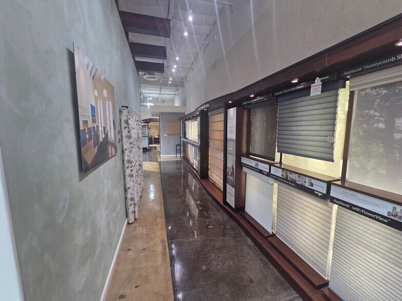 More Photos Of 16151 College Oak Dr, San Antonio Showroom For Sale