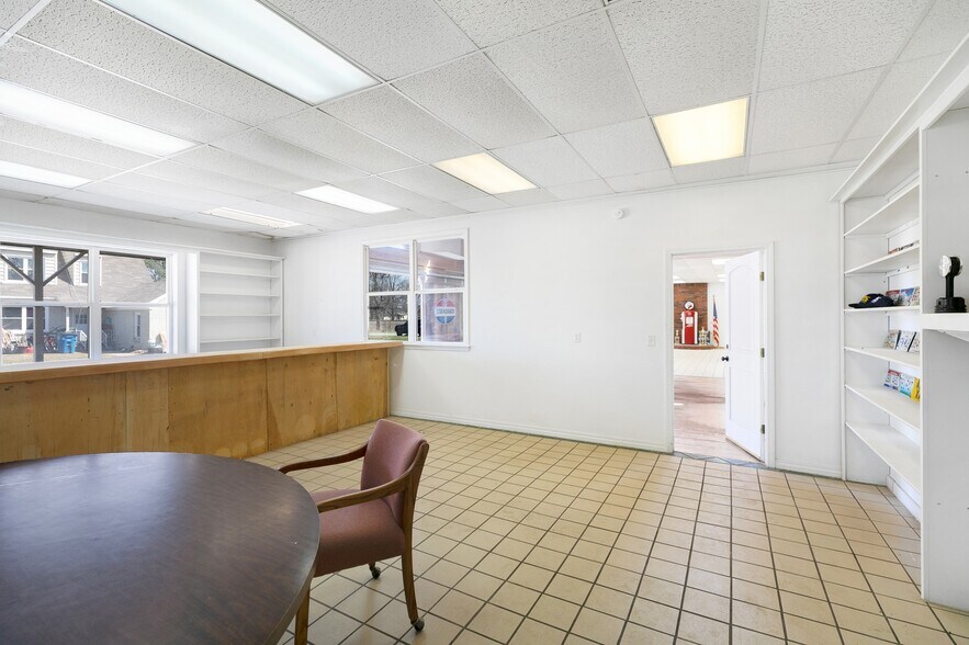 More Photos Of 121 S Nelson Ave, Gentry Light Manufacturing For Lease