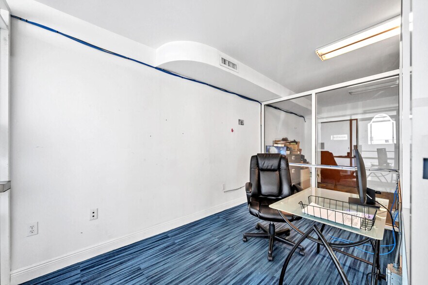 More Photos Of 639 Harbor Blvd, Destin Showroom For Lease