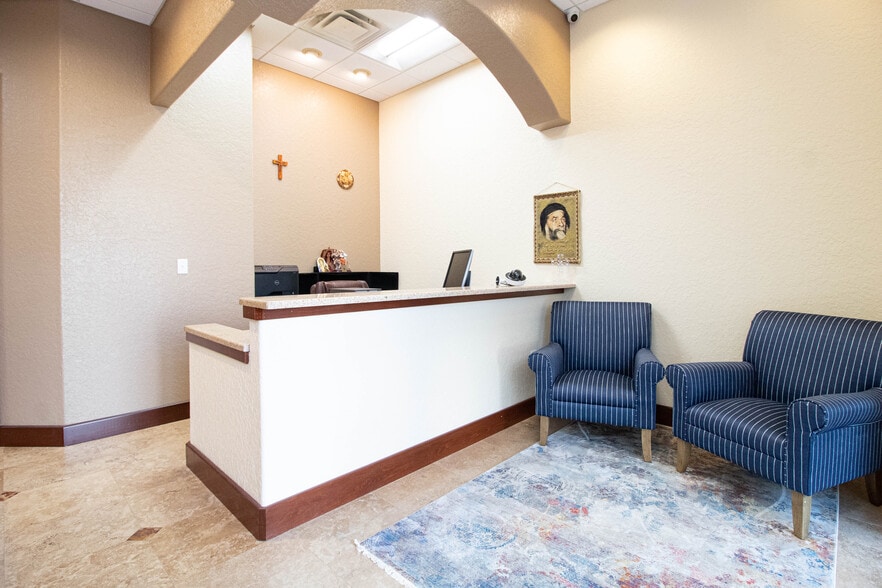 More Photos Of 8810 Commodity Cir, Orlando Showroom For Lease