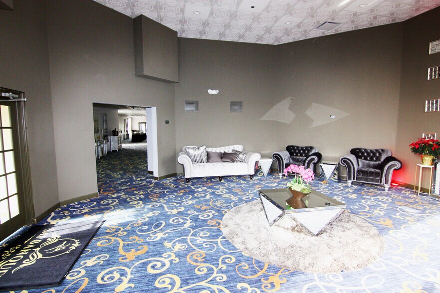 More Photos Of 1300 Irving Park Rd, Streamwood General Retail For Sale