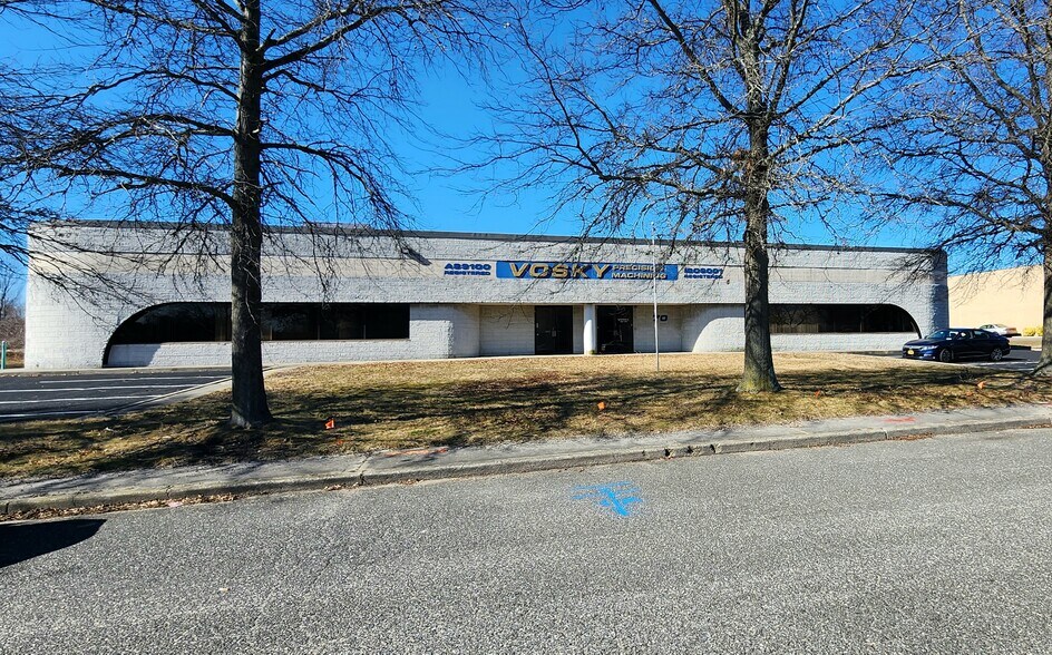 More Photos Of 70 Air Park Dr, Ronkonkoma Manufacturing For Lease
