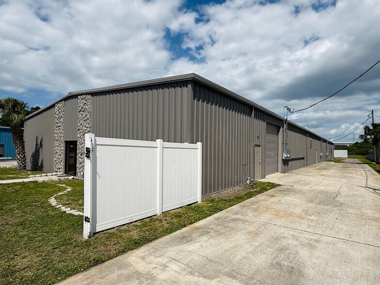 More Photos Of 11881 N 44th St, Clearwater Warehouse For Lease