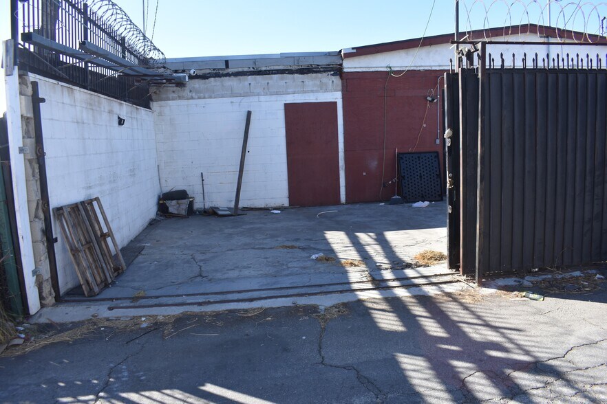 More Photos Of 5273-5275 E Washington Blvd, Commerce Warehouse For Lease