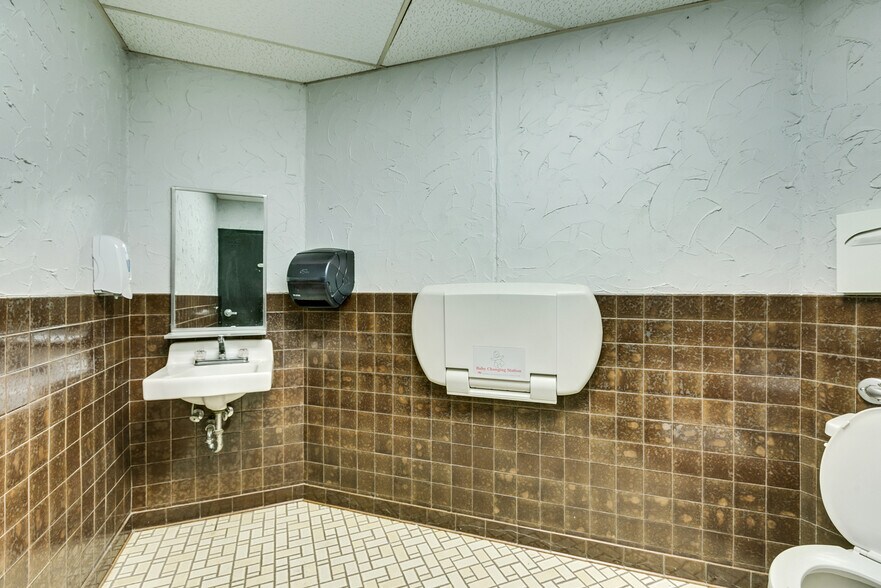 More Photos Of 5500 W Broadway Ave, Minneapolis Storefront Retail Office For Sale