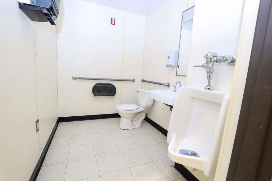 More Photos Of 902 N Lewis St, Glenville Drugstore For Lease