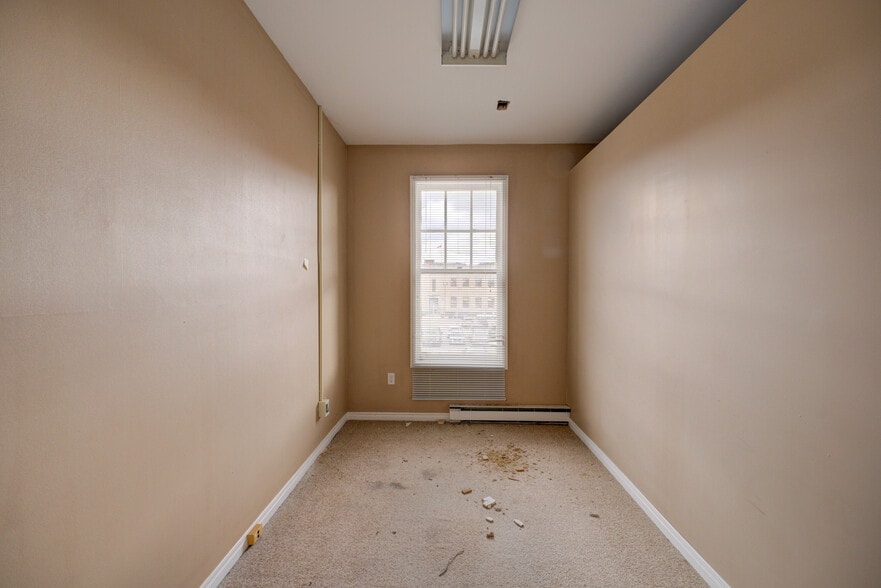 More Photos Of 41 Wellington St, Brantford Office For Sale