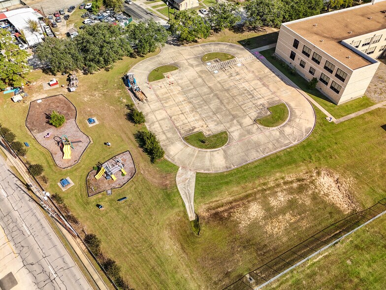 More Photos Of 601 W Lewis St, Conroe Flex For Sale