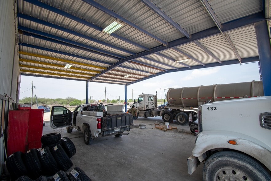 More Photos Of 209 Park Place Blvd, Kenedy Auto Repair For Sale