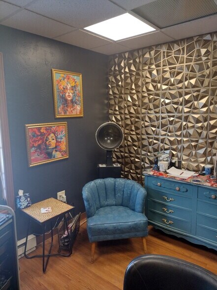 More Photos Of 1429 Province Ter, Menasha Office For Sale