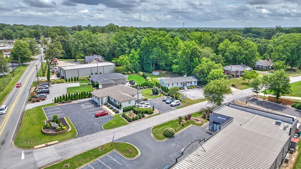 More Photos Of 1 Elizabeth Dr, Greenville Freestanding For Sale