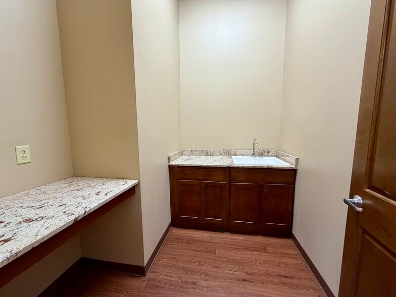 More Photos Of 2127 Midlands Ct, Sycamore Medical For Lease
