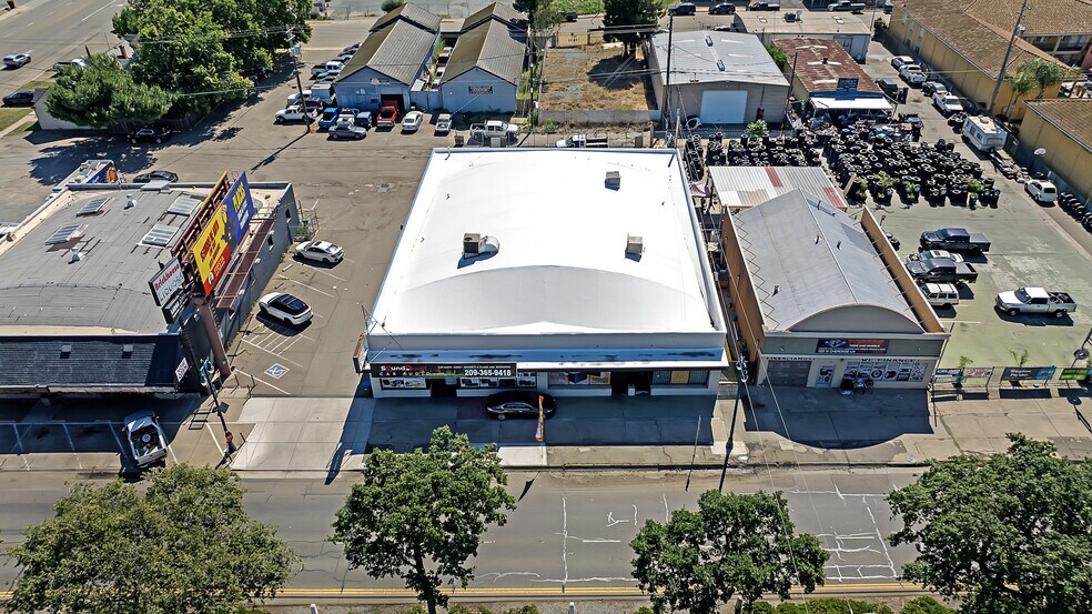 More Photos Of 200 N Cherokee Ln, Lodi Storefront For Sale