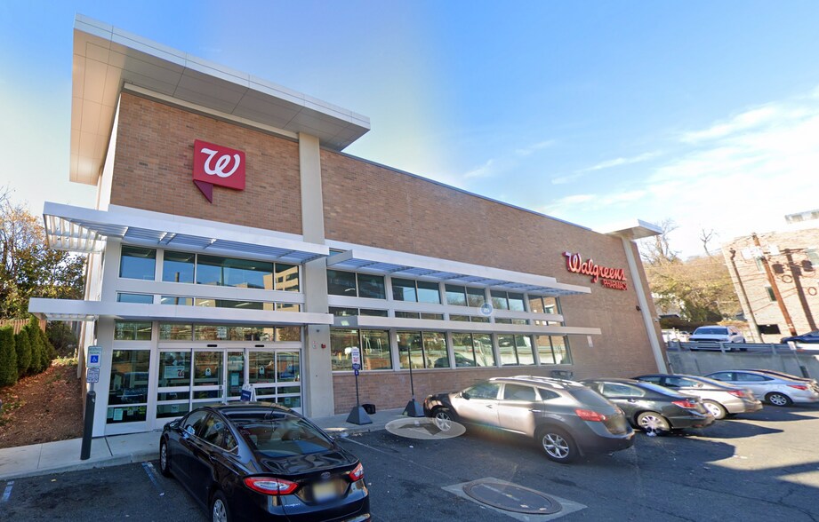 Primary Photo Of 750 Main St, Paterson Drugstore For Lease