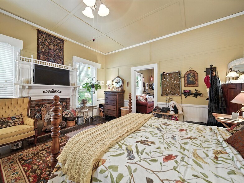 More Photos Of 221 N Main St, Clover Hospitality For Sale