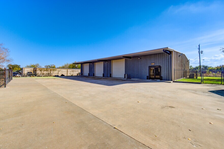 More Photos Of 9399 Summerbell, Houston Warehouse For Lease