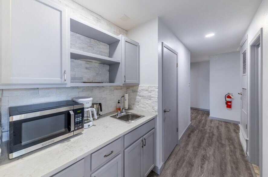 More Photos Of 5206 Wind River Rd, Austin Office For Sale