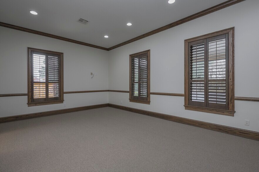 More Photos Of 2461 Tower Dr, Monroe Office For Lease