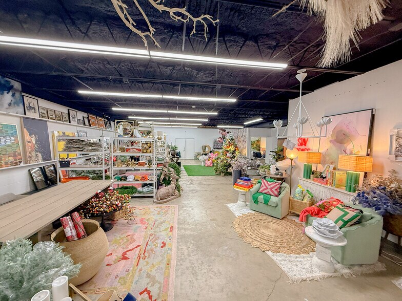 More Photos Of 12131-12137 Valliant St, San Antonio Showroom For Sale