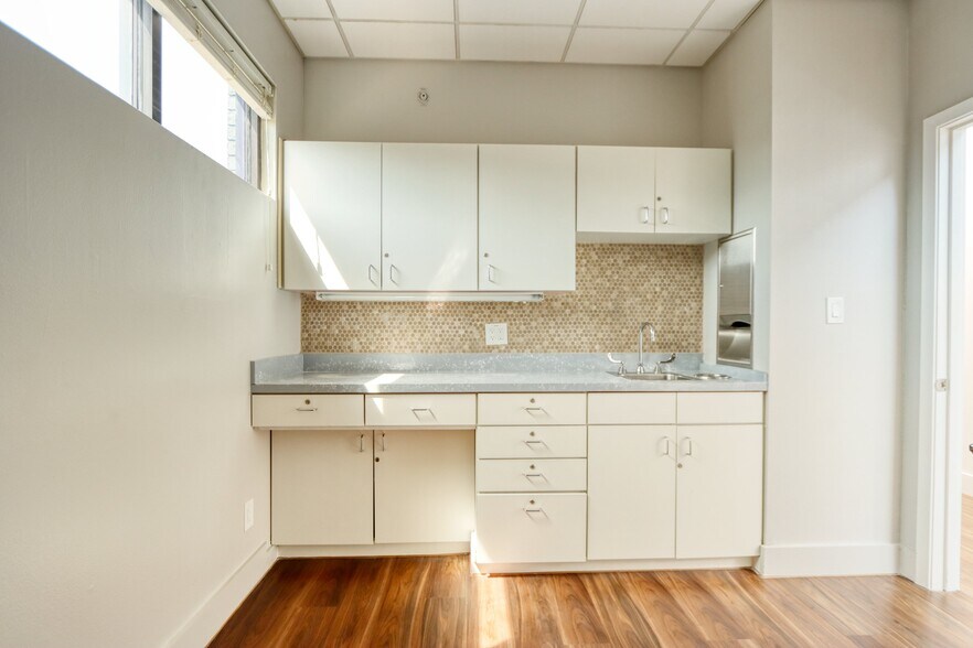 More Photos Of 1717 N Garrett Ave, Dallas Medical For Sale