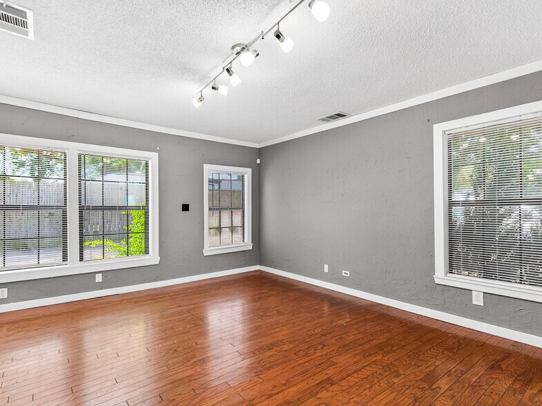 More Photos Of 907 N Goliad Rd, Rockwall Office For Lease