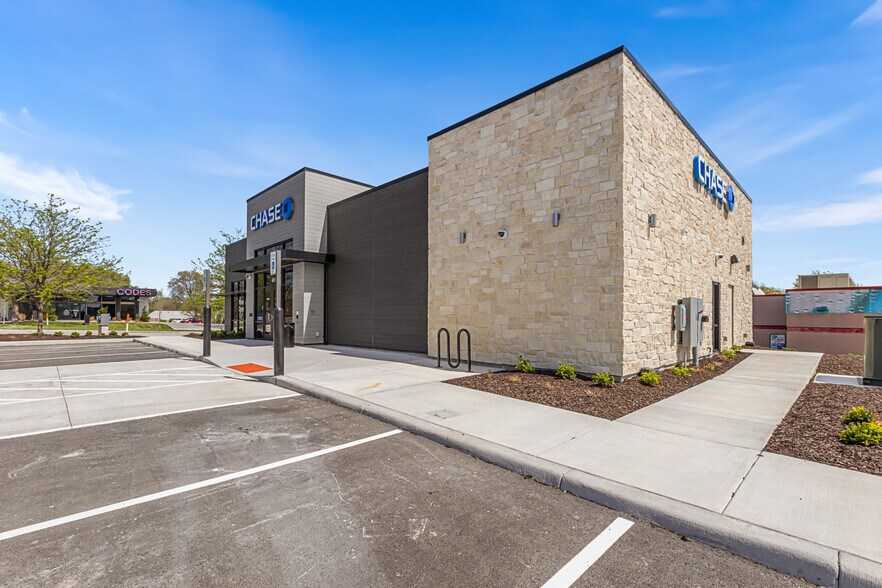 More Photos Of 651 E Red Bridge Rd, Kansas City Office For Sale