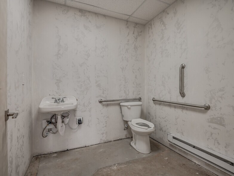 More Photos Of 4403-4411 SW 3rd St, Oklahoma City Showroom For Sale