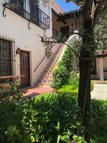 More Photos Of 455 N Sycamore Ave, Los Angeles Apartments For Sale