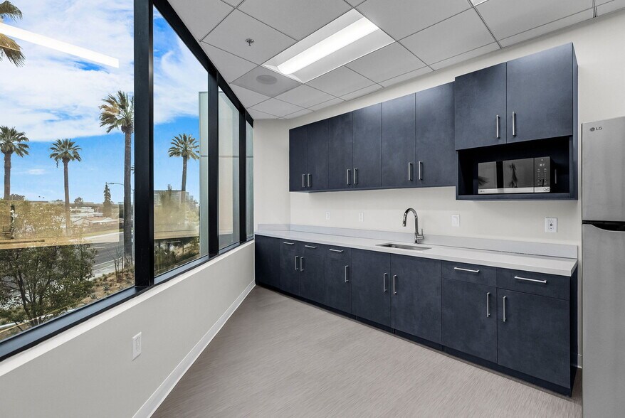 More Photos Of 1533 Spruce St, Riverside Office For Lease