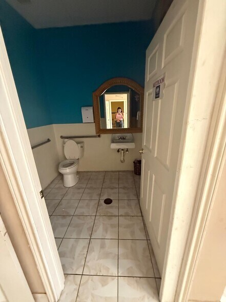 More Photos Of 11212 Perry Rd, Houston Storefront Retail Office For Lease