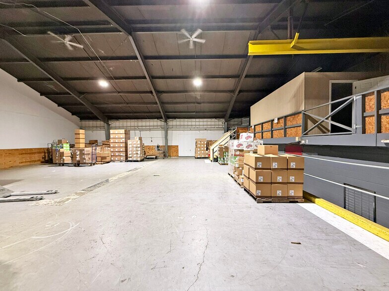 More Photos Of 20 Colby Rd, Litchfield Distribution For Lease