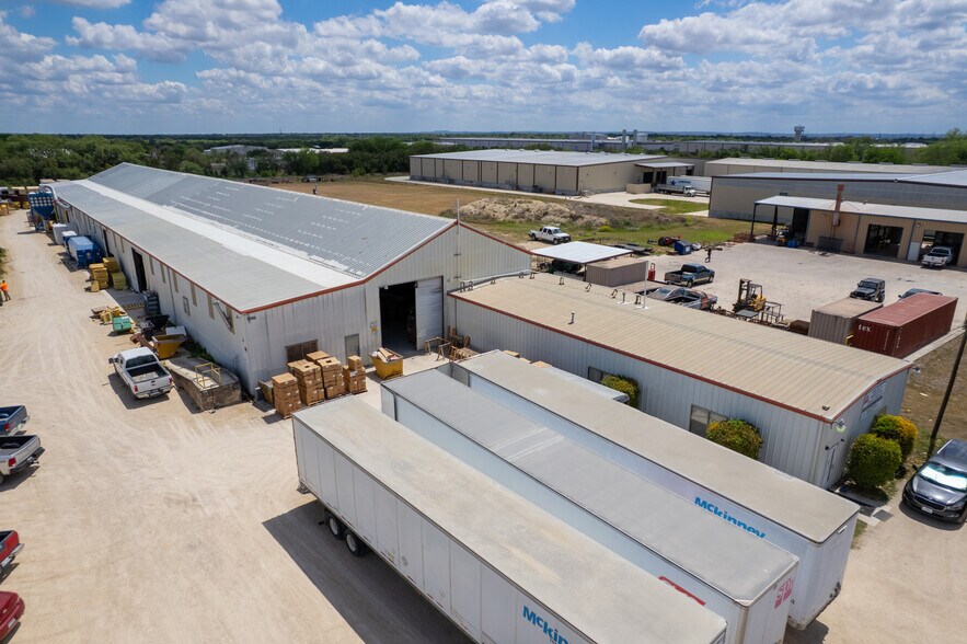 More Photos Of 2511 N Heideke St, Seguin Industrial For Sale