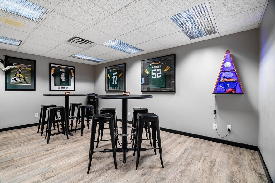 More Photos Of 812 Cormier Rd, Ashwaubenon Office For Lease