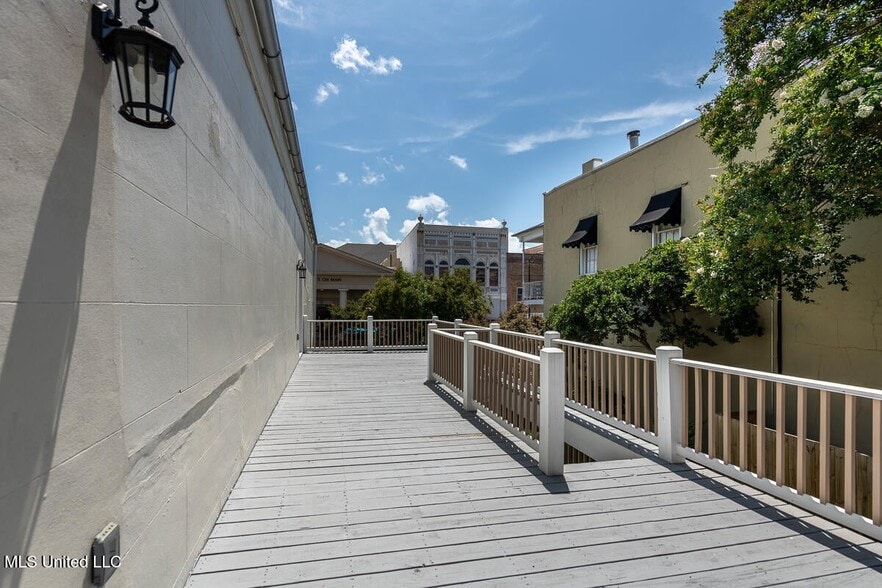 More Photos Of 433 Main St, Natchez Freestanding For Sale