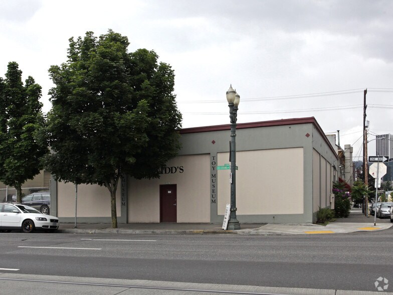 Primary Photo Of 1301-1305 SE Grand Ave, Portland Storefront For Lease