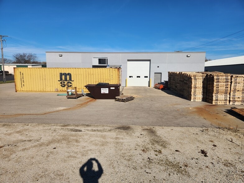 More Photos Of 511 E Centralia St, Elkhorn Manufacturing For Lease