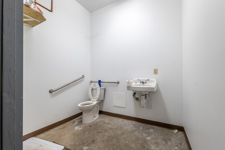 More Photos Of 24112 E 2nd St, Wellston Office For Sale