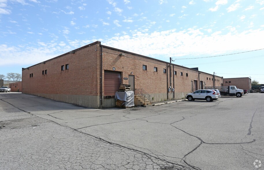 More Photos Of 1515-1545 W Jarvis Ave, Elk Grove Village Warehouse For Lease